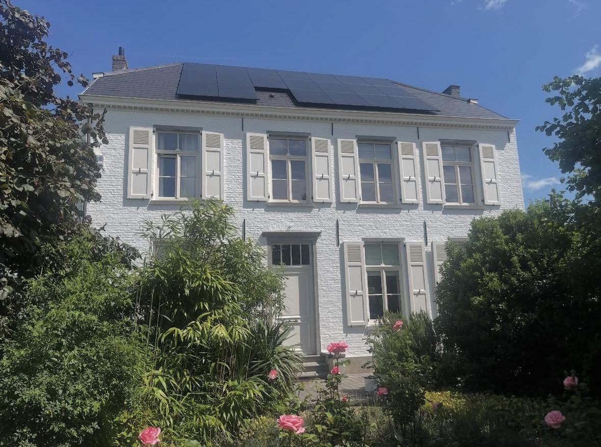 villa gevel wit geschilderd