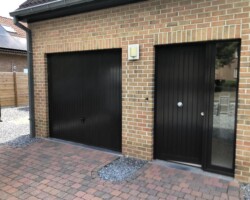 Garagepoort en voordeur professioneel geschilderd