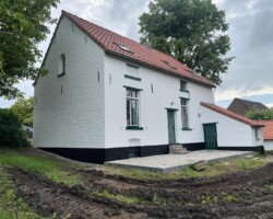 wit geschilderde gevel