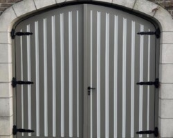 mooi geschilderde garagepoort bruin zwart